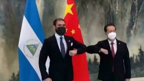 Esta captura de pantalla tomada de un video difundido por la estatalTelevisión Central de China (CCTV) el 10 de diciembre de 2021 muestra a Laureano Ortega Murillo (izq.), hijo del presidente nicaragüense Daniel Ortega y asesor presidencial de Inversiones, Comercio y Cooperación Internacional, saludando al viceministro de Relaciones Exteriores de China, Ma Zhaoxu, durante una ceremonia en Tianjin, después de que Nicaragua anunció que había cambiado su lealtad diplomática de Taiwán a China. STR CCTV/AFP