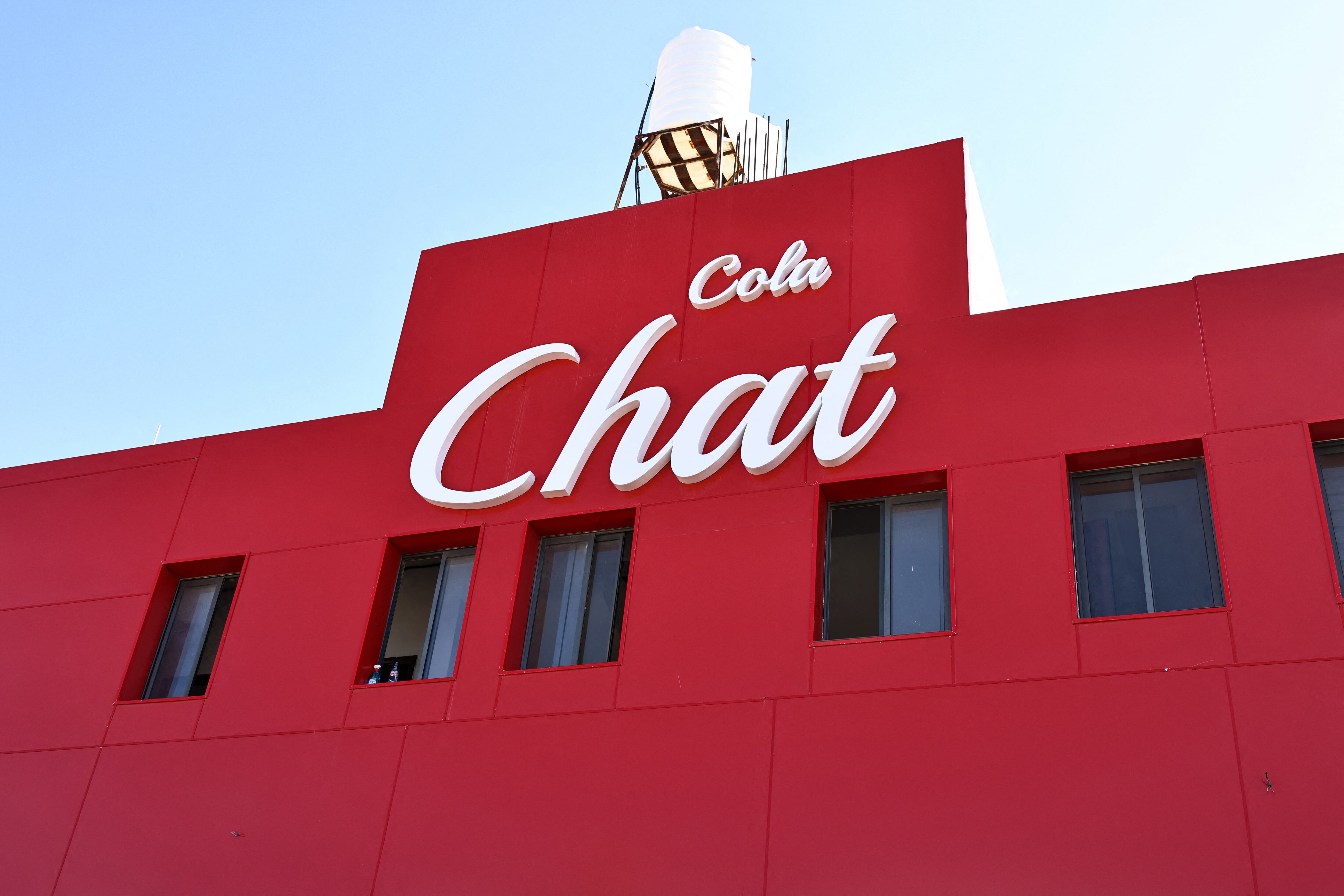 Esta imagen muestra el exterior de la fábrica de la empresa palestina de bebidas carbonatadas Chat Cola, en la ciudad de Salfit, en la Cisjordania ocupada, el 6 de noviembre de 2024, en medio de una creciente violencia en el territorio palestino ocupado por Israel a medida que avanza la guerra entre Israel y Hamás. El movimiento continúa en la Franja de Gaza. (Foto de Zain JAAFAR / AFP)