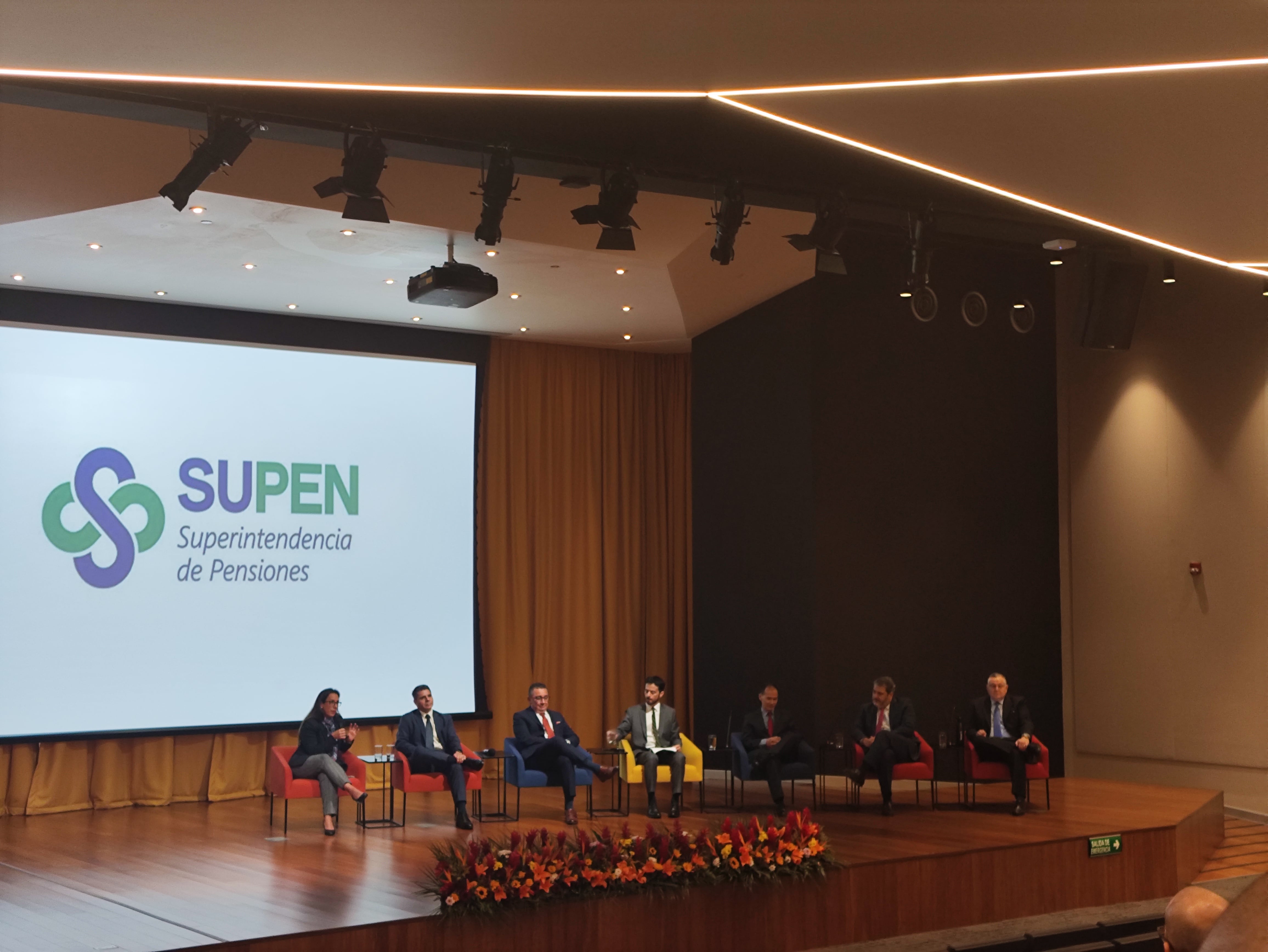 Supén organizó foro sobre fondos generacionales. En la fotografía de izquierda a derecha: Ana María Brenes, gerente de BAC Pensiones, Marco Vargas, gerente de BN Vital, Róger Porras, gerente de Popular Pensiones, Adrián Pacheco, intendente de Pensiones, Gregori Quirós, gerente de Vida Plena, Mauricio Rojas, gerente de BCR Pensiones y Héctor Maggi, gerente de la OPC-CCS,