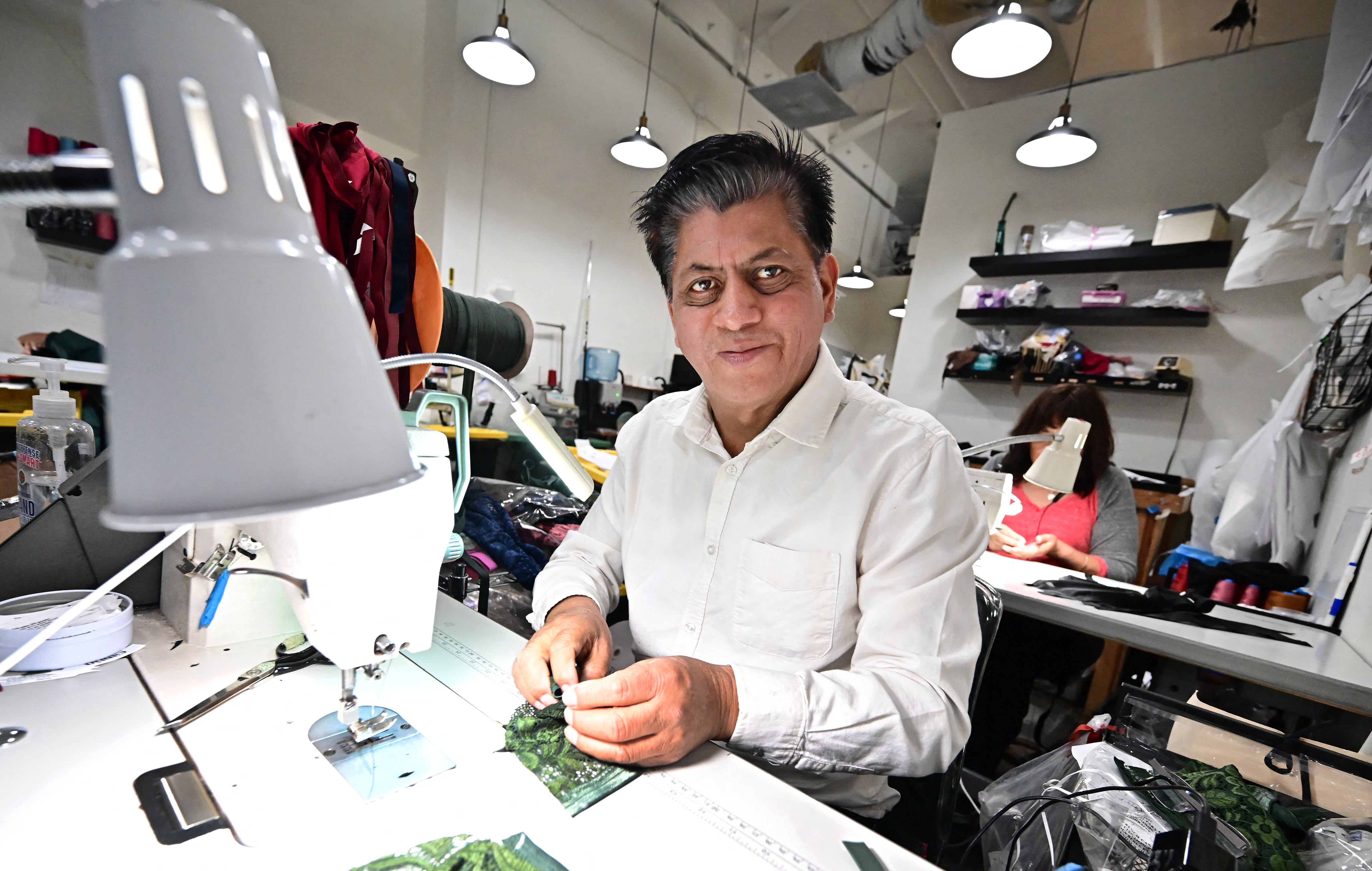 Francisco Tzul, del Garment Worker Center, cose lencería en la parte trasera de la boutique Cantiq, en Los Ángeles, California, el 18 de abril de 2025. Trump reconoce que sus aranceles causarán cierto dolor inicial a los estadounidenses, pero cree que a largo plazo ayudarán a devolver la producción industrial a Estados Unidos.
Sin embargo, para la marca Cantiq, que fabrica lencería en Los Ángeles con telas frecuentemente importadas desde Asia, los aranceles adicionales implican mayores costos de producción y posibles despidos.
(Foto de Frederic J. BROWN / AFP)