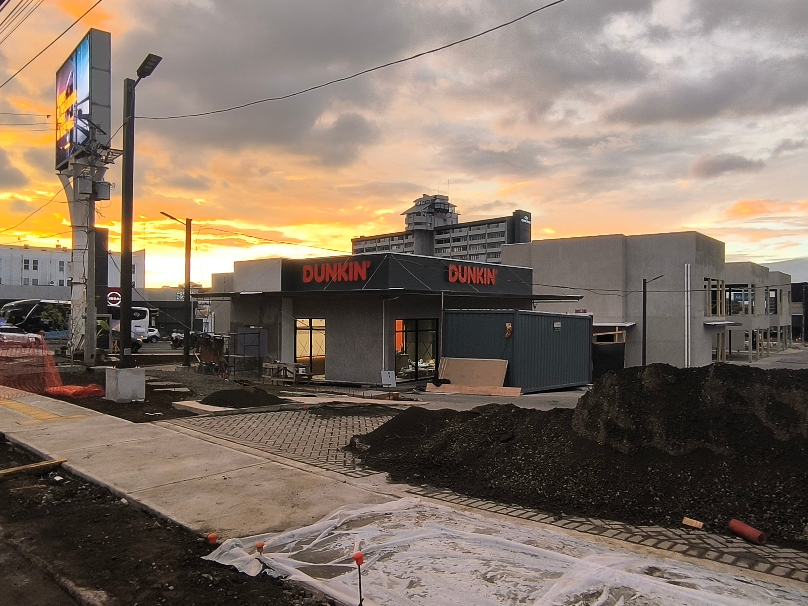 Construcción de Dunkin' Sabana.