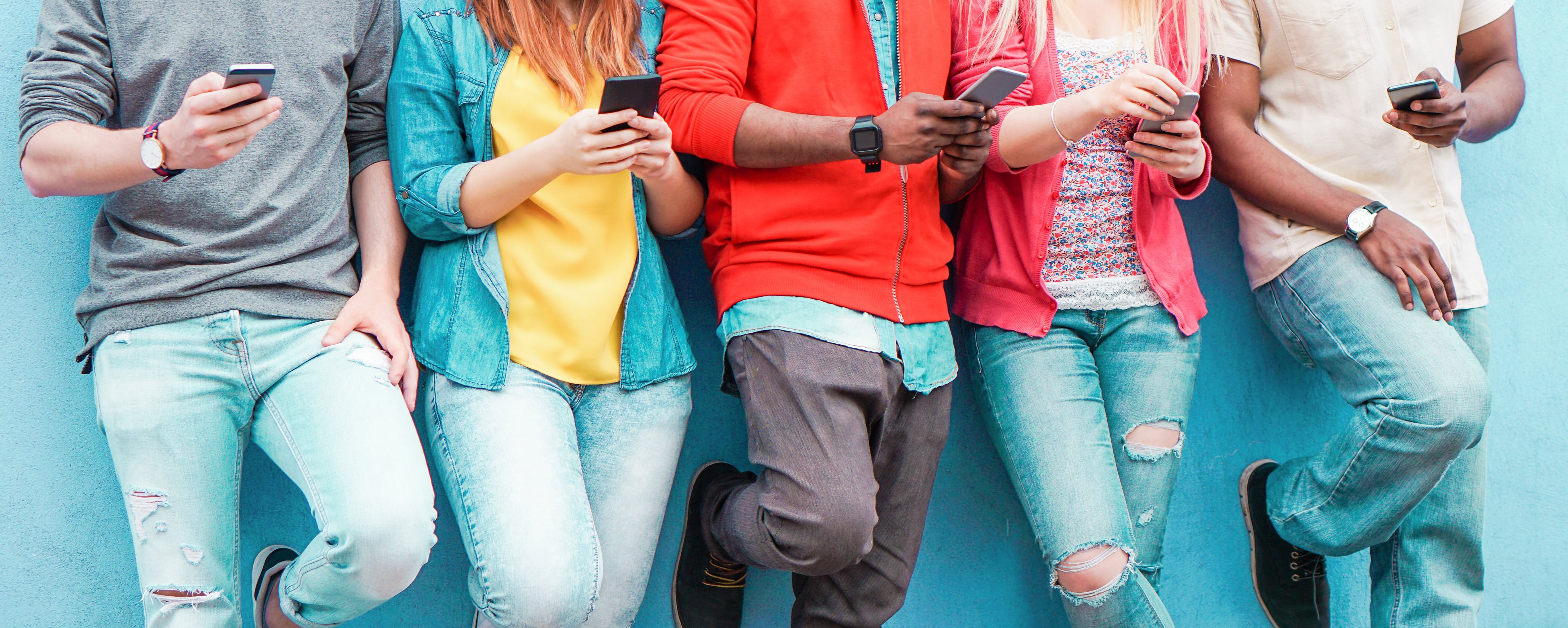 Jóvenes y celulares, juventud y teléfonos inteligentes, estudiantes y celulares