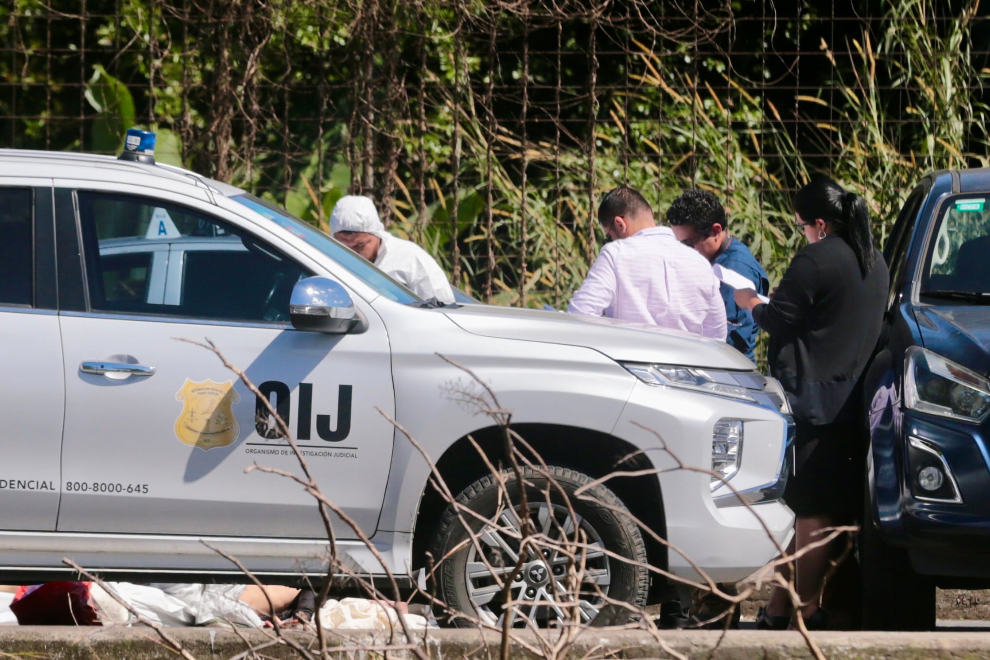 04/12/2023 Un hombre baleado sobre la carretera en San Sebastián San José los agentes del OIJ en el lugar. Foto Alonso Tenorio