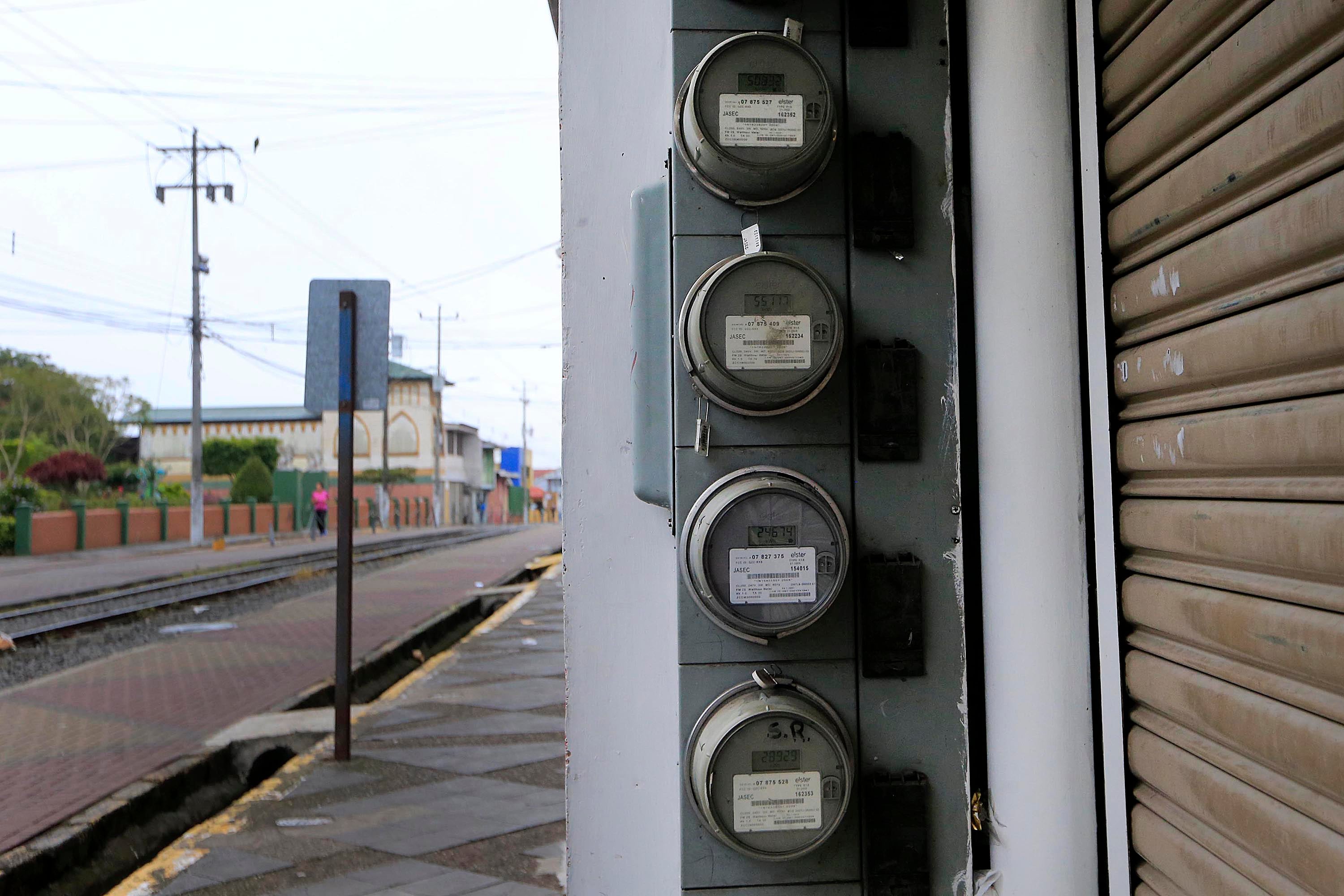 Con la modalidad de electricidad prepago, la CNFL cree que podría volverse una opción atractiva para familias sin una fuente de ingreso fija. Fotografía:
