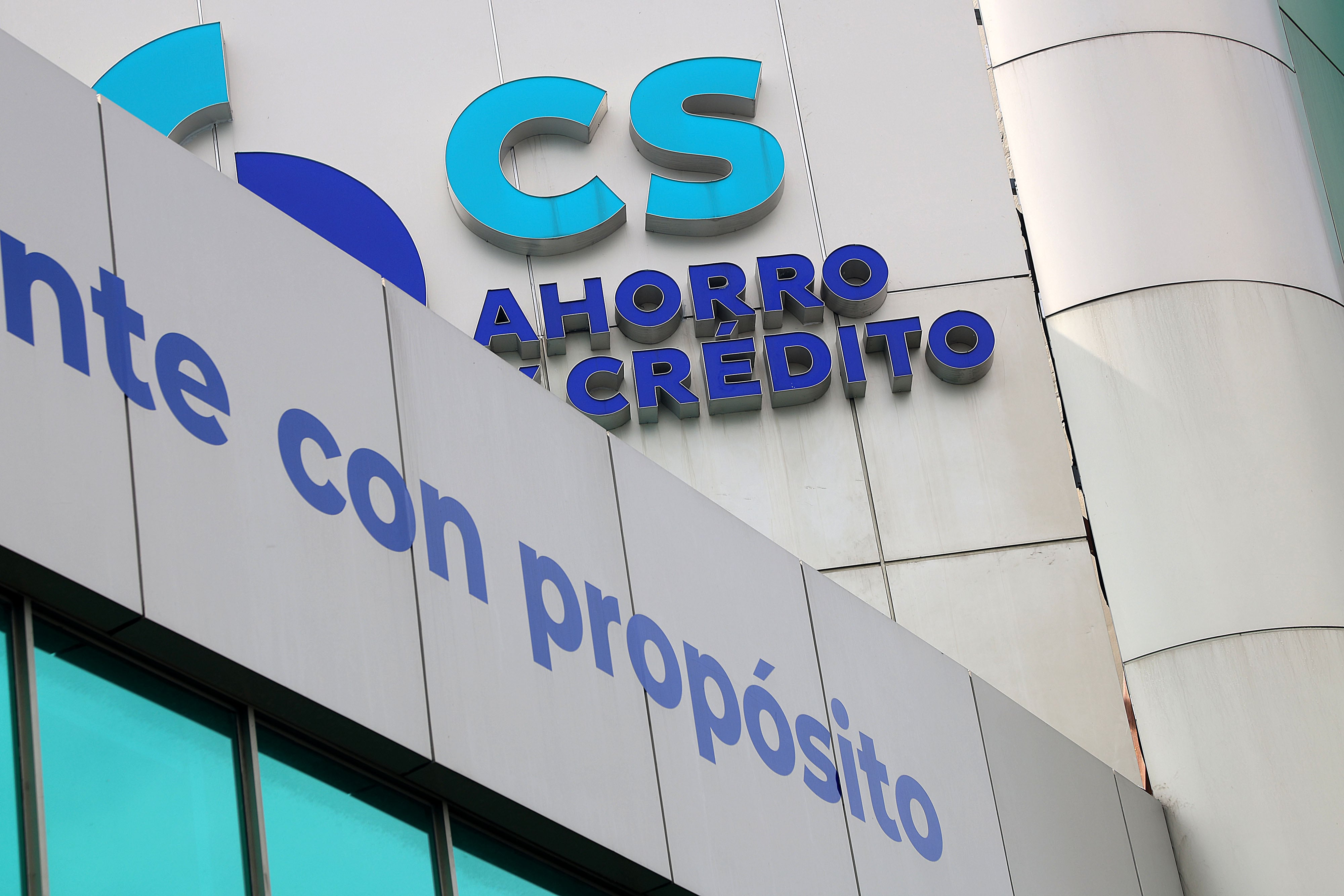 Vista de la fachada de Coopeservidores, cooperativa financiera en proceso de resolución, con su logotipo en azul sobre fondo blanco.