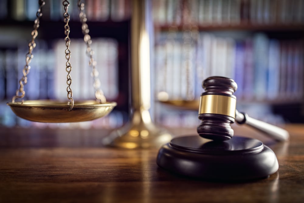Un mazo de justicia y una balanza