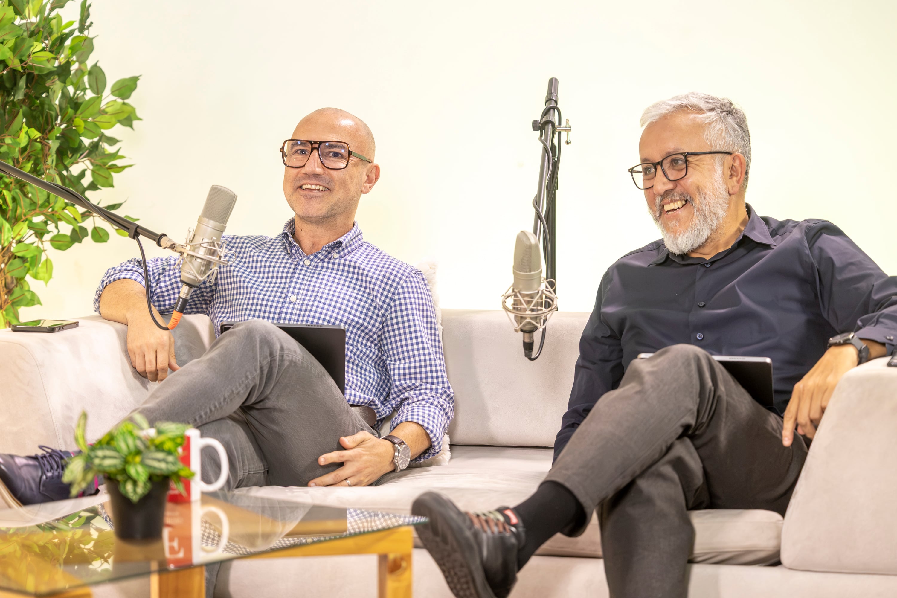 Juan Pablo Ferrari y Luis Mastroeni son los conductores de "Los Infiltrados", el nuevo videopodcast de negocios de El Financiero.