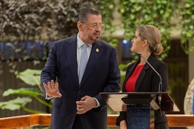 Gobierno recula con el IVA a la canasta básica: “nadie está trabajando en eso”, se desdice Chaves