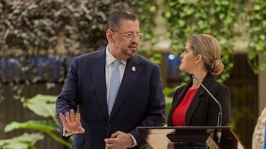Gobierno recula con el IVA a la canasta básica: “nadie está trabajando en eso”, se desdice Chaves