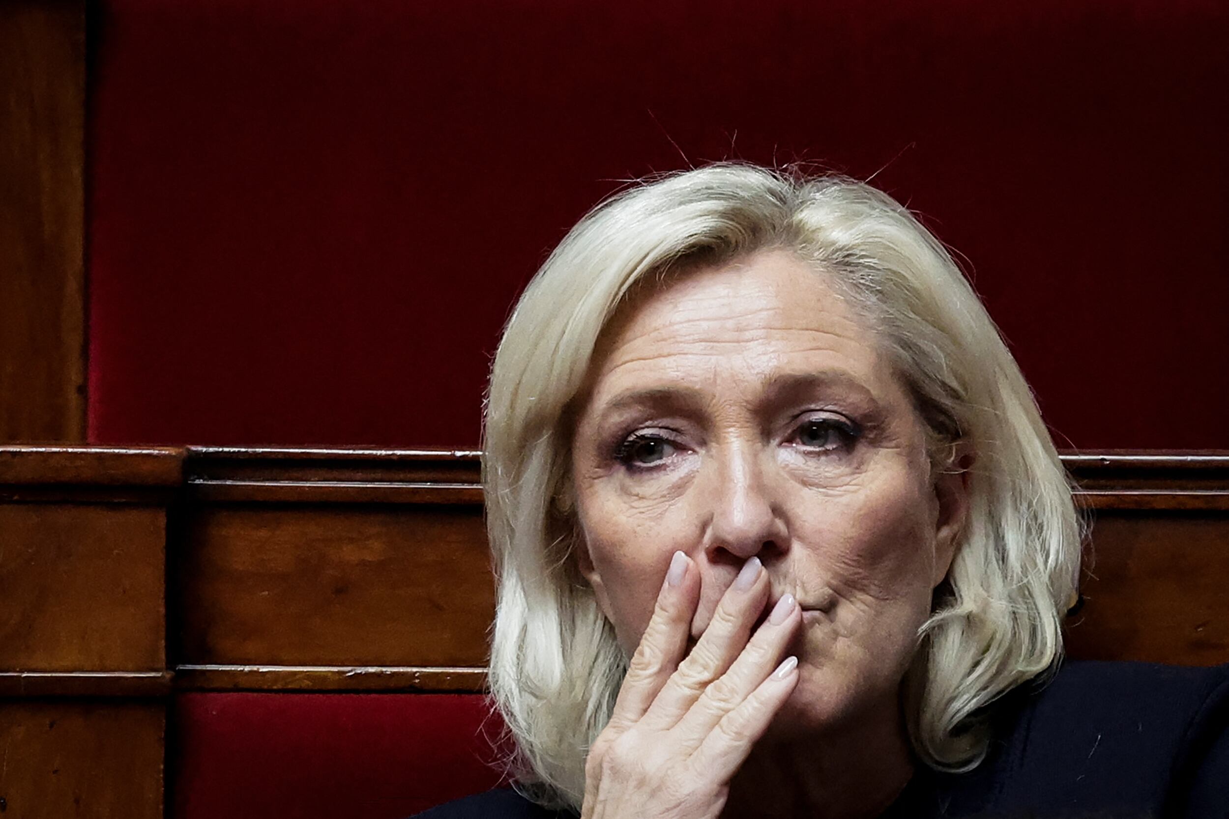 La presidenta del grupo parlamentario Agrupación Nacional, Marine Le Pen, reacciona durante una sesión de preguntas al gobierno en la Asamblea Nacional, la cámara baja del Parlamento francés, en París, el 28 de abril de 2026.