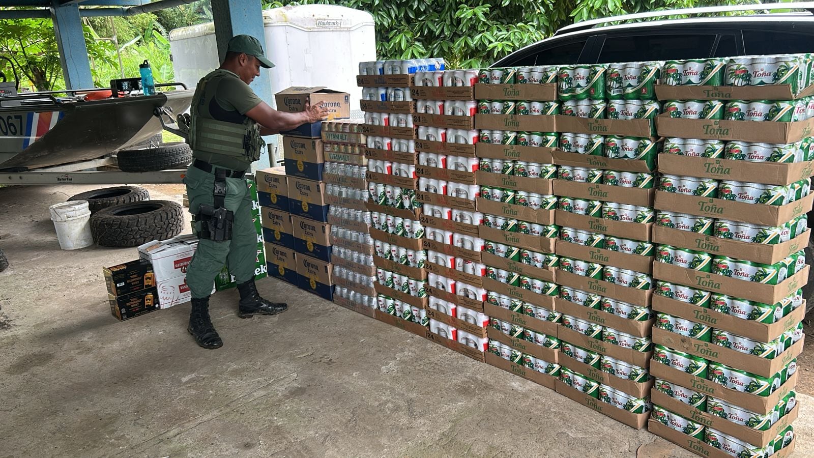 Los decomisos de licor de contrabando son frecuentes, la Policía de Fronteras incautó recientemente 6.000 unidades en la zona de Talamanca de Limón.