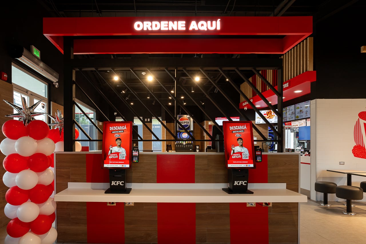 El nuevo KFC incorpora autoservicio, kioscos digitales y atención mediante app, ofreciendo una experiencia más ágil y tecnológica.