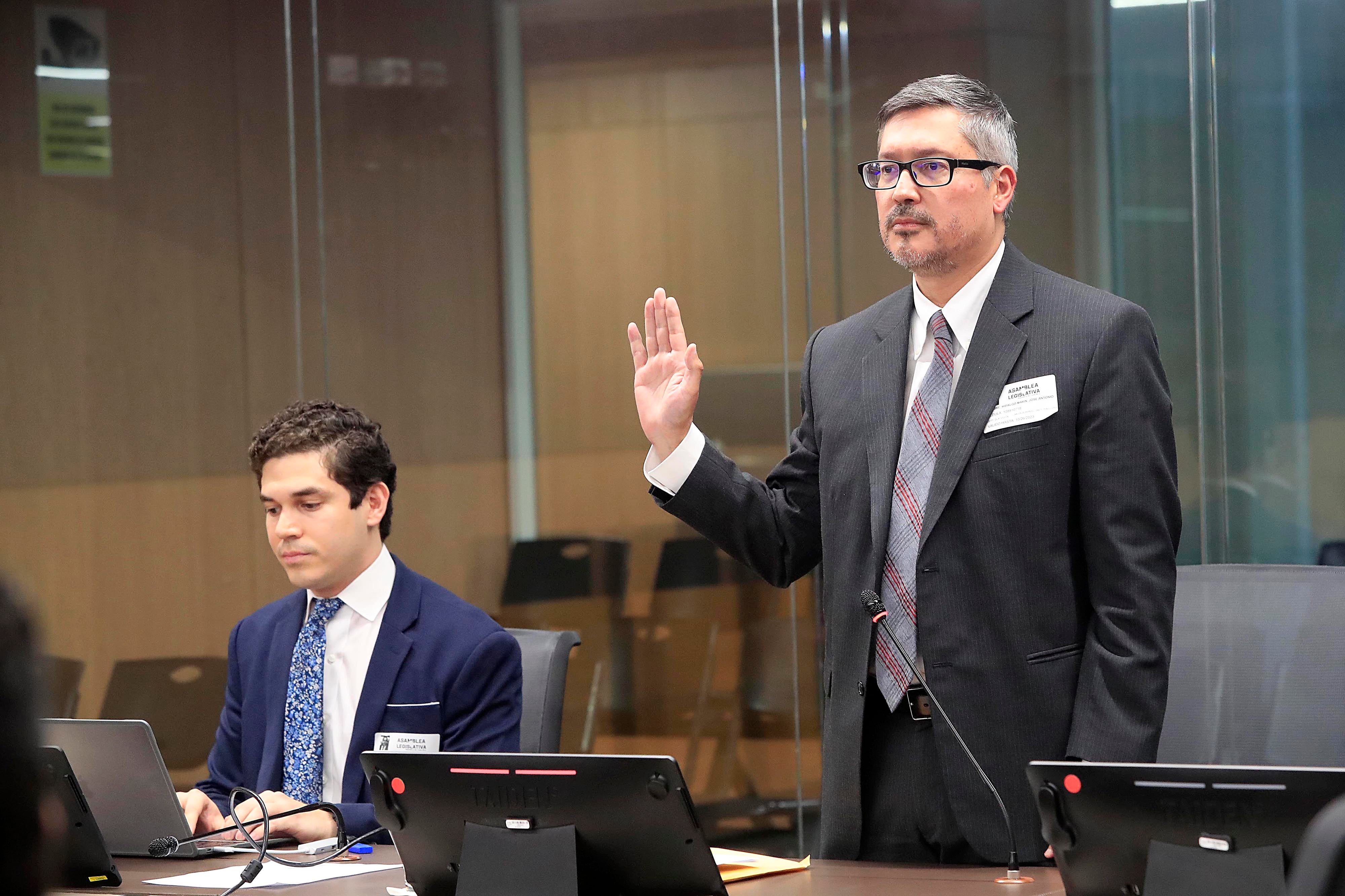 26/10/2023 Asamblea Legislativa. José Antonio Hidalgo Marín, Presidente, Asociación para la Defensa de los Intereses y Derechos de Consumidores y Usuarios del Sector Financiero, Industrial, Energético. Inmobiliario y de la Administración Pública en Costa Rica (ASODIDCU) en la Comisión Permanente Especial de Control e Ingreso de Gasto Público.