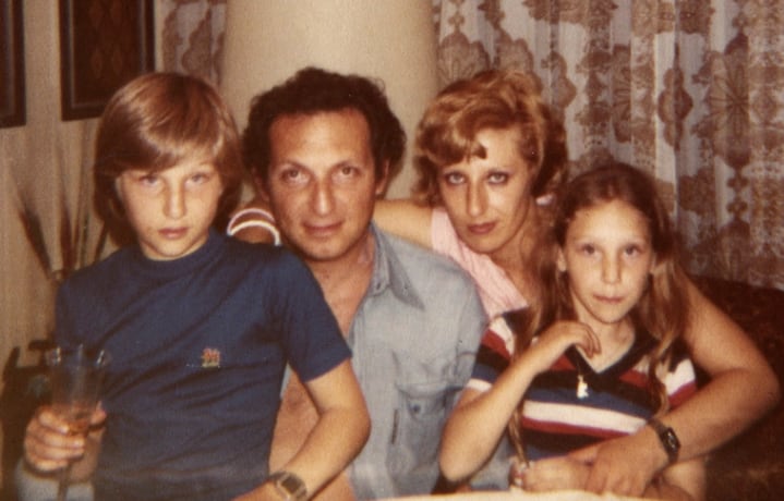 Una infancia dura. Hijo de un colectivero devenido empresario del transporte y una ama de casa, Milei sufrió violencia física y psicológica en su casa. Foto: La Nación, Argentina