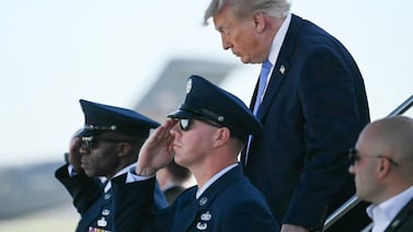Donald Trump afirma que cinco sospechosos de terrorismo planeaban atacar base en Reino Unido