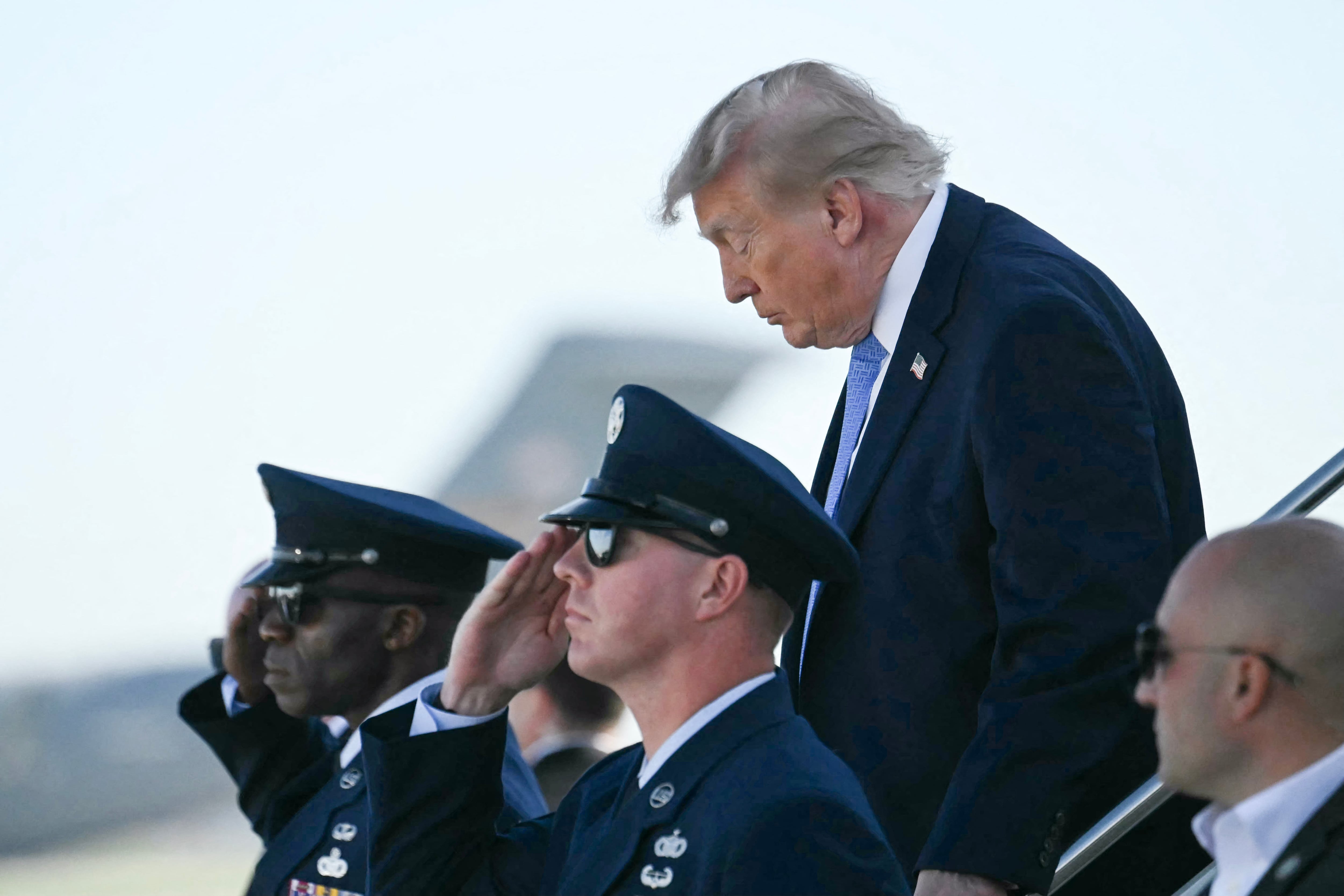 El presidente de Estados Unidos indicó que los detenidos buscaban causar daños significativos en una instalación militar que alberga tropas estadounidenses. (Photo by Jim WATSON / AFP)