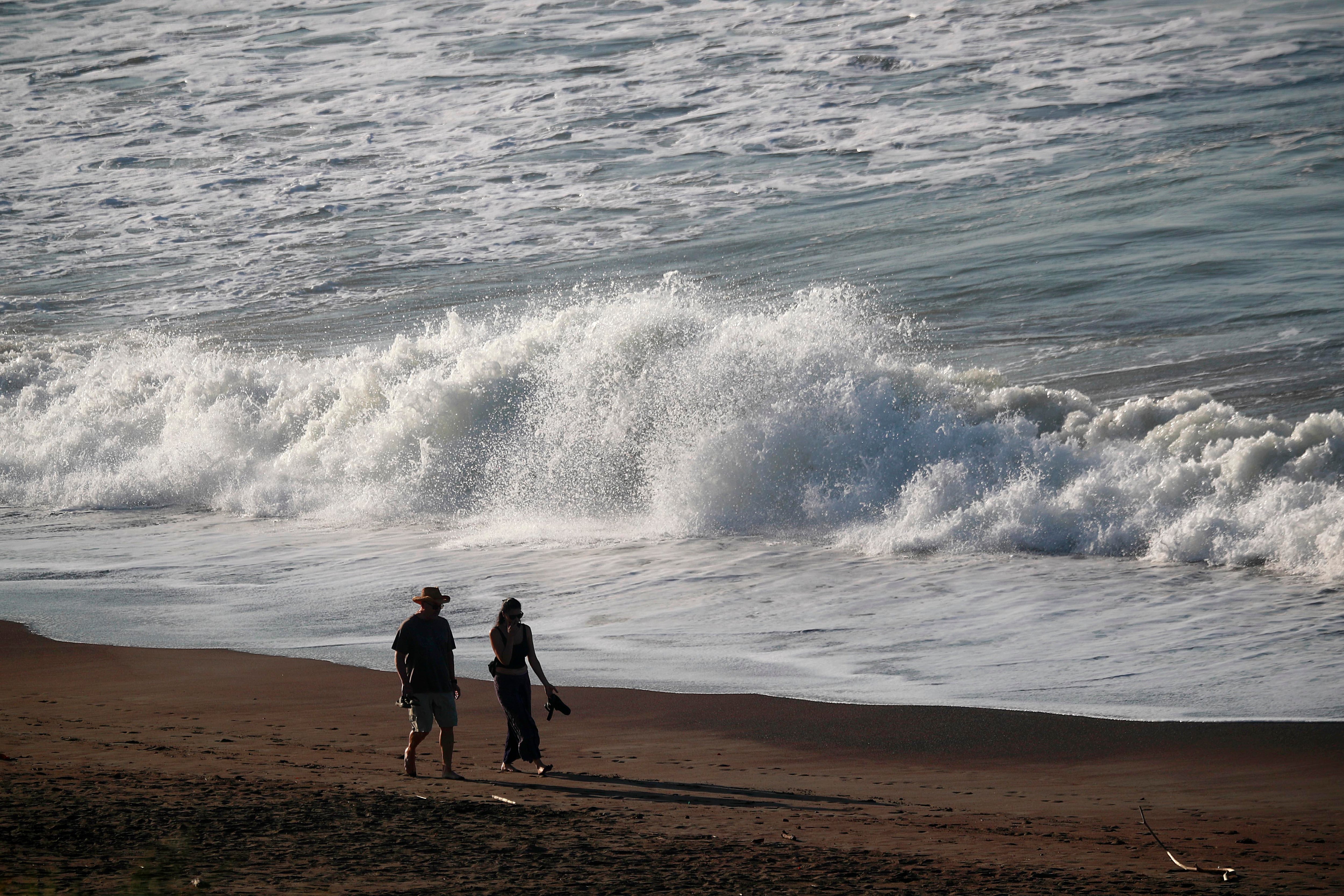 03/12/2023 Jacó. El sol matutino iluminó la playa, arena, mar y olas, este domingo en Jacó, una escena que será recurrente durante los próximos días con la llegada de la época seca. Foto: Rafael Pacheco Granados