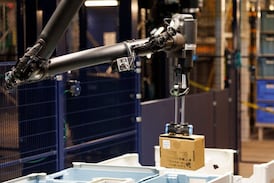 Amazon reduce empleos por la IA y avanza en la automatización con robots para sus almacenes: ¿cuántos empleos sustituiría?