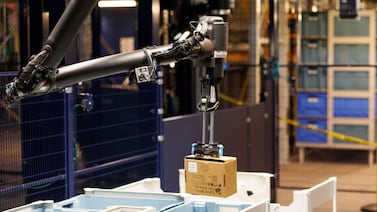 Amazon reduce empleos por la IA y avanza en la automatización con robots para sus almacenes: ¿cuántos empleos sustituiría?