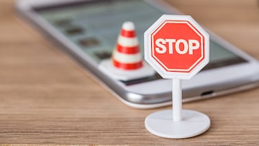 Una infancia sin celulares, el objetivo que se proponen en el Reino Unido