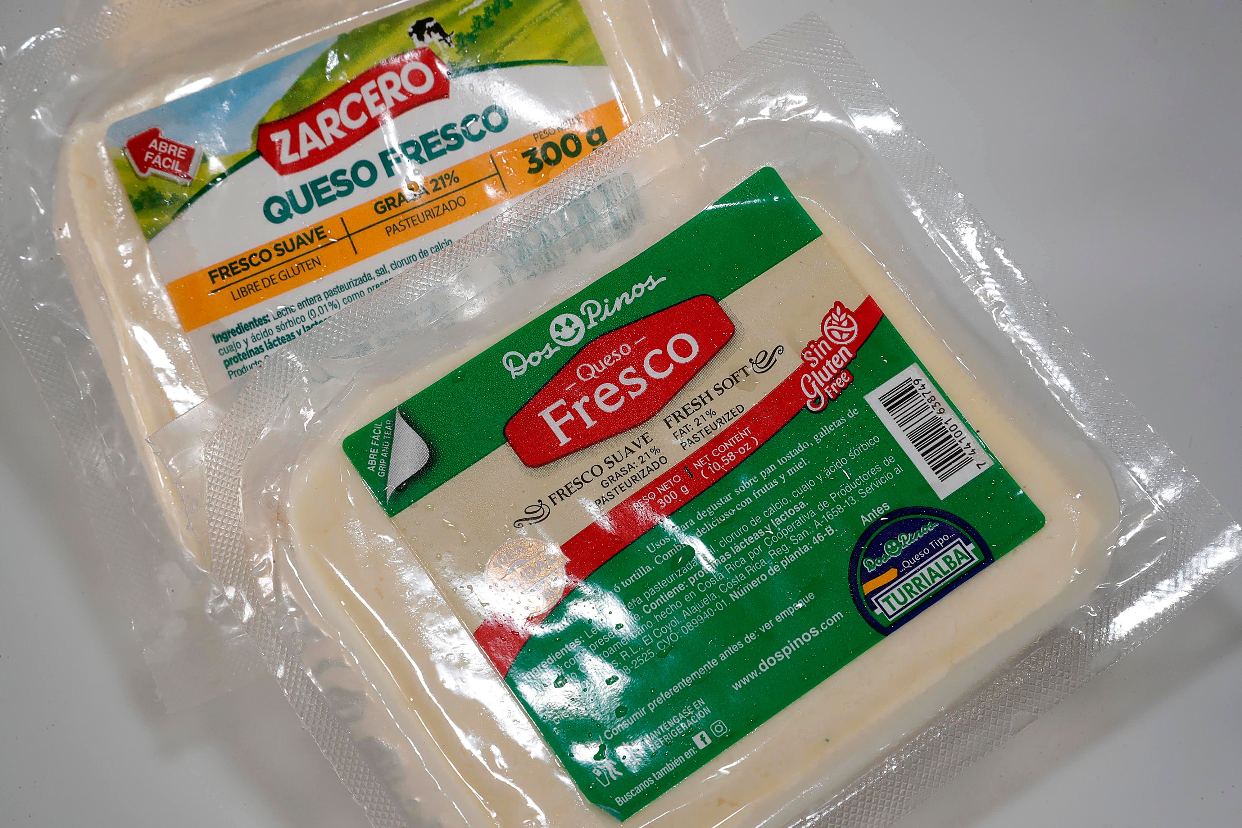 31/10/2023 Estudio de La Nación. Quesos que anteriormente se autodenominaban Tipo Turrialba ahora deberán identificarse como Queso Fresco. De esta manera marcas como Dos Pinos, Monteverde, Zarcero o Del Prado deben cambiar la identificación de sus empaques y solo lo podrán hacer aquellas marcas como Del Guayabal, con licencia para presentarse como denominación de origen, producido con la participación de productores de leche de la zona de Santa Cruz de Turrialba.