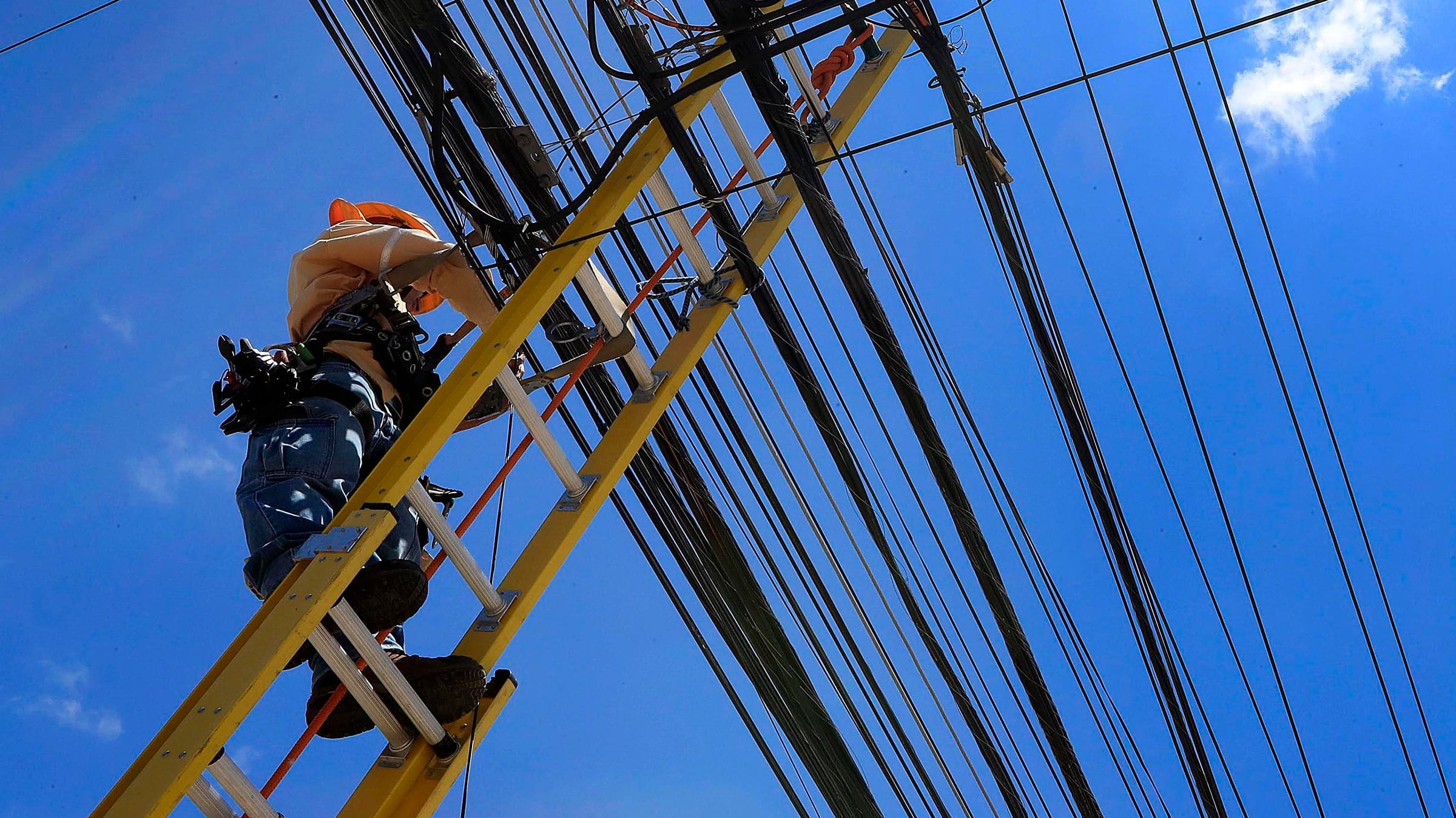16/03/2022 Sabana Sur. trabajador del ICE revisaba cables del tendido eléctrico (alumbrado público). Para temas como: electricidad, consumo de electricidad, reparaciones del tendido eléctrico, etc.