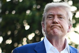 Donald Trump dice que suspenderá “permanentemente” la migración desde el “tercer mundo” y revocará “millones” de visados