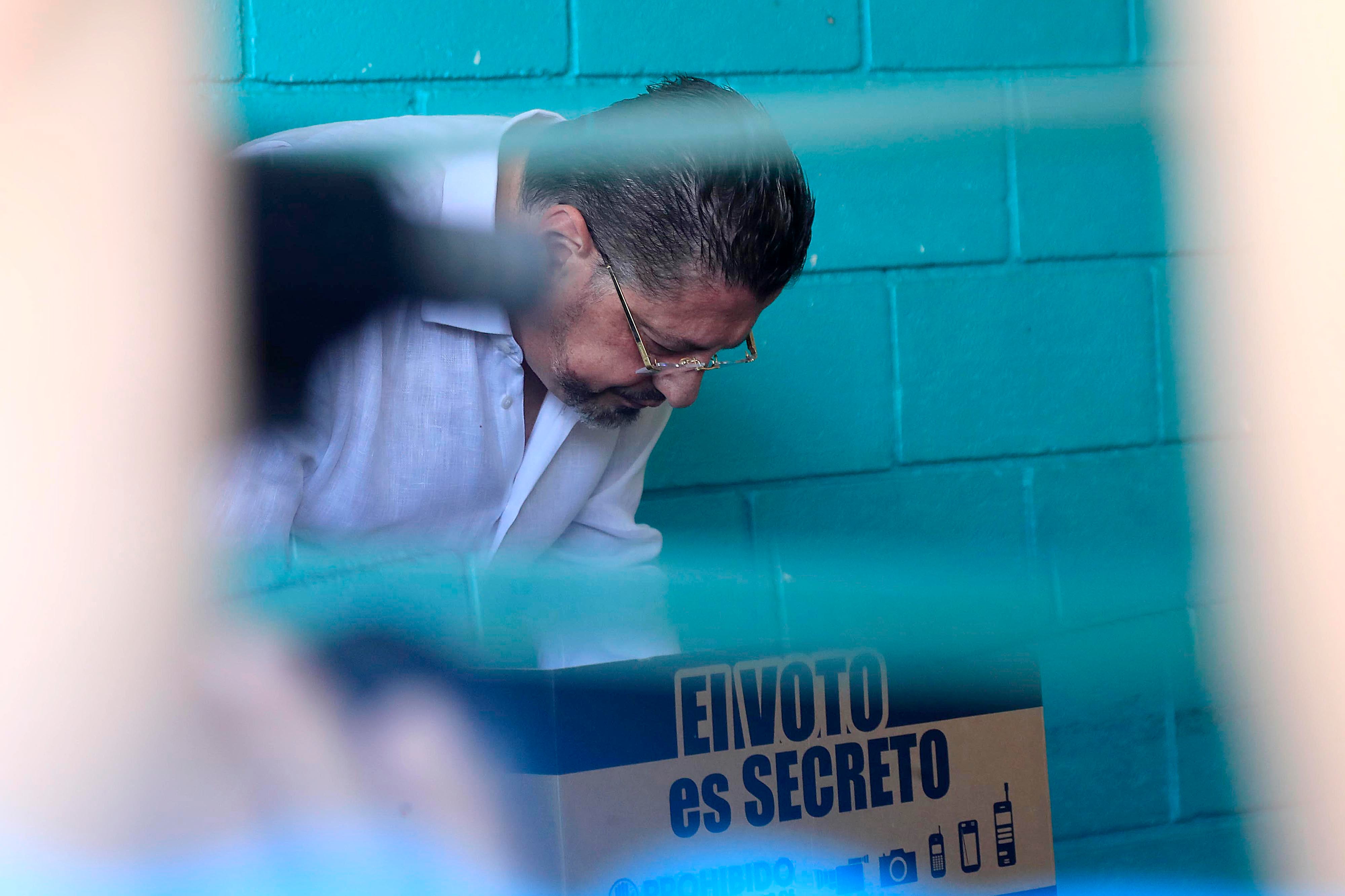 04/02/2024 Escuela Santa Mónica, El Encanto, Calle Blancos. Este domingo, se celebran las elecciones municipales para elegir 6.212 puestos en 84 cantones. Alcaldes, vicealcaldes, regidores y síndicos, entre otros, llegarán al poder en los comicios municipales. A las 12:00 m.d. ejerció su derecho al voto el presidente de la Repúblcia, Rodrigo Chaves.