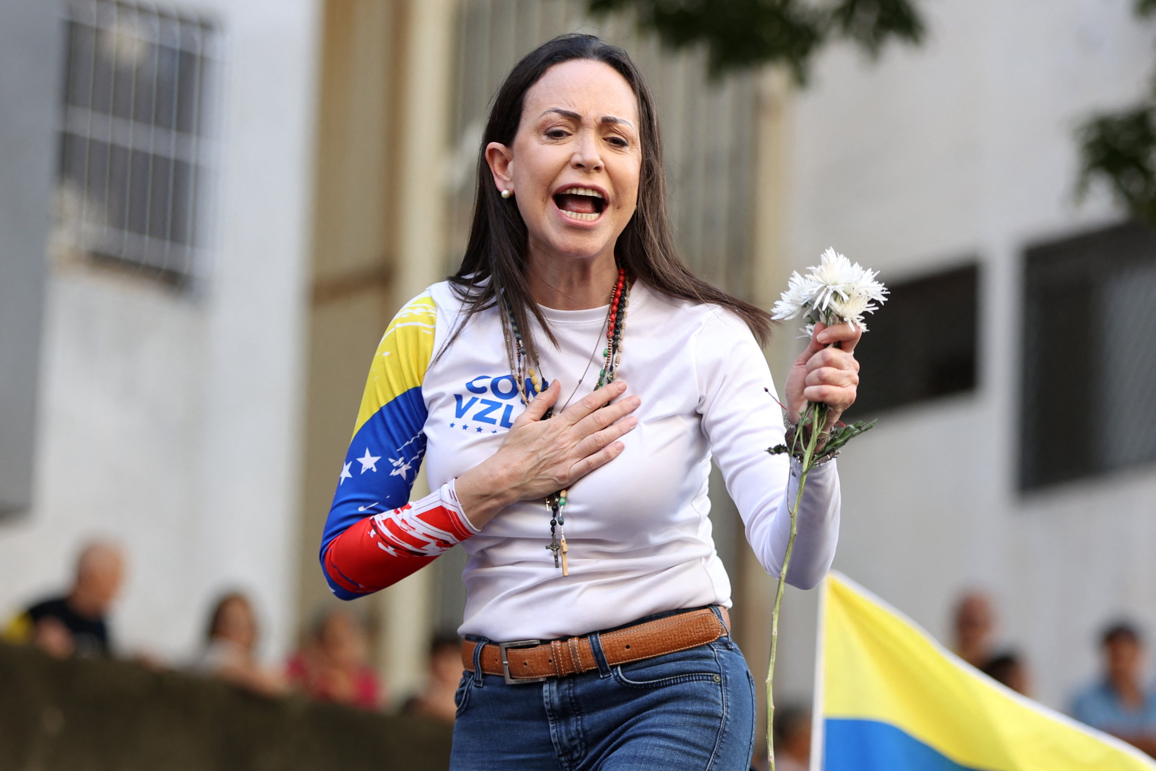 La dirigente venezolana de oposición María Corina Machado se dirige a una multitud en esta imagen del 9 de enero de 2025 en Caracas. Machado vive actualmente en la clandestinidad y fue galardonada este 10 de octubre con el Premio Nobel de la Paz.