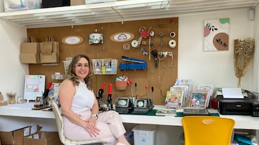 Tuvo que cerrar dos empresas, se reinventó y fundó otras dos; con una de ellas vende libros en países como Suecia, Alemania, Australia y España