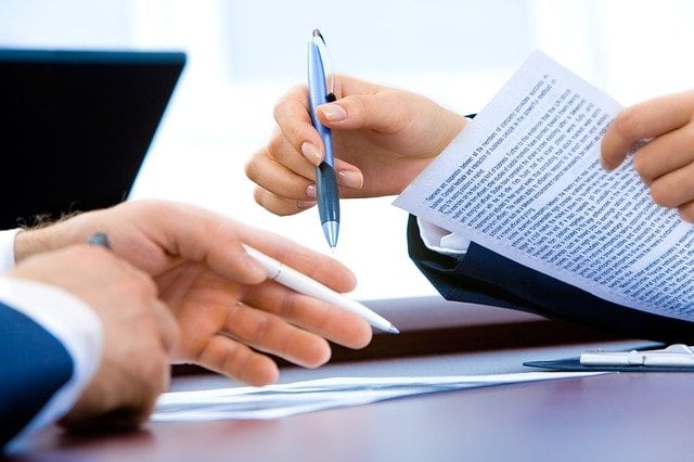 Los funcionarios con un contrato de dedicación exclusiva previo a la entrada en vigencia de la Ley de Fortalecimiento de las Finanzas Públicas pueden conservar los porcentajes de compensación originales, siempre que mantengan continuidad laboral, incluso si cambian temporalmente de puesto