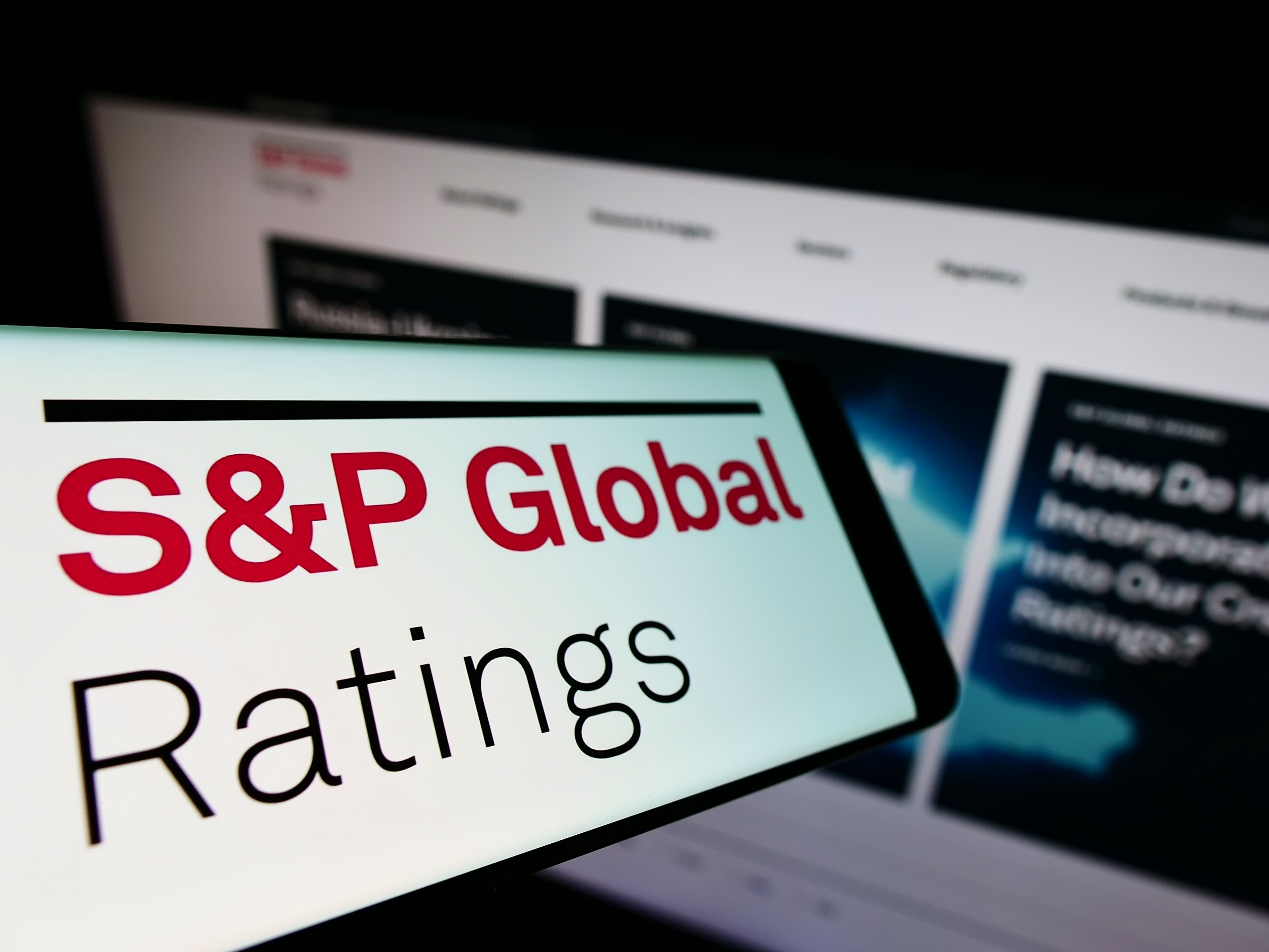 S&P Global Ratings elevó, este miércoles, la nota de riesgo crediticio de Costa Rica; pero advirtió que el país aún enfrenta riesgos vinculados a la sostenibilidad de las finanzas públicas y por las dificultades del gobierno para construir alianzas para alcanzar acuerdos el avance de medidas fiscales.