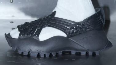 Diseñador que creó sandalias con Adidas dijo esto sobre la acusación de apropiación cultural