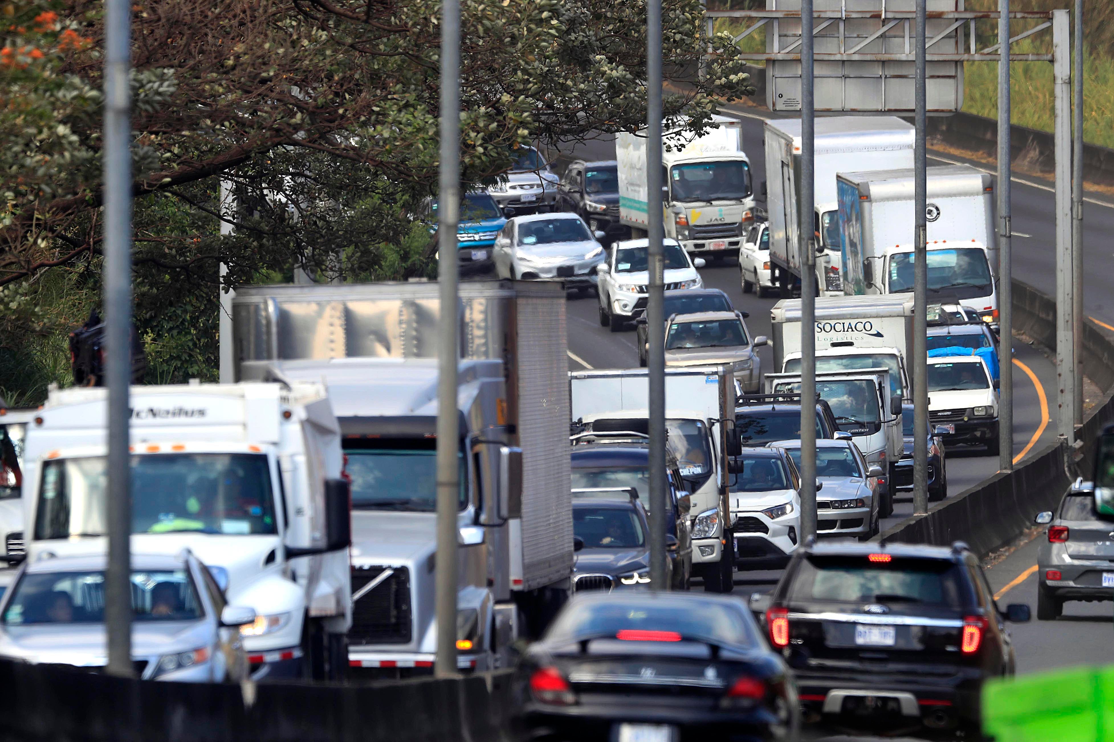 19/02/2024    San José. Recorrido para ver medidas de tránsito para aliviar presas. Ampliación de horario en carriles reversibles; cierres en accesos a autopista y presencia de oficiales para regular el tránsito, son algunas de las medidas para descongestionar las carreteras saturadas de vehículos. Foto: Rafael Pacheco Granados