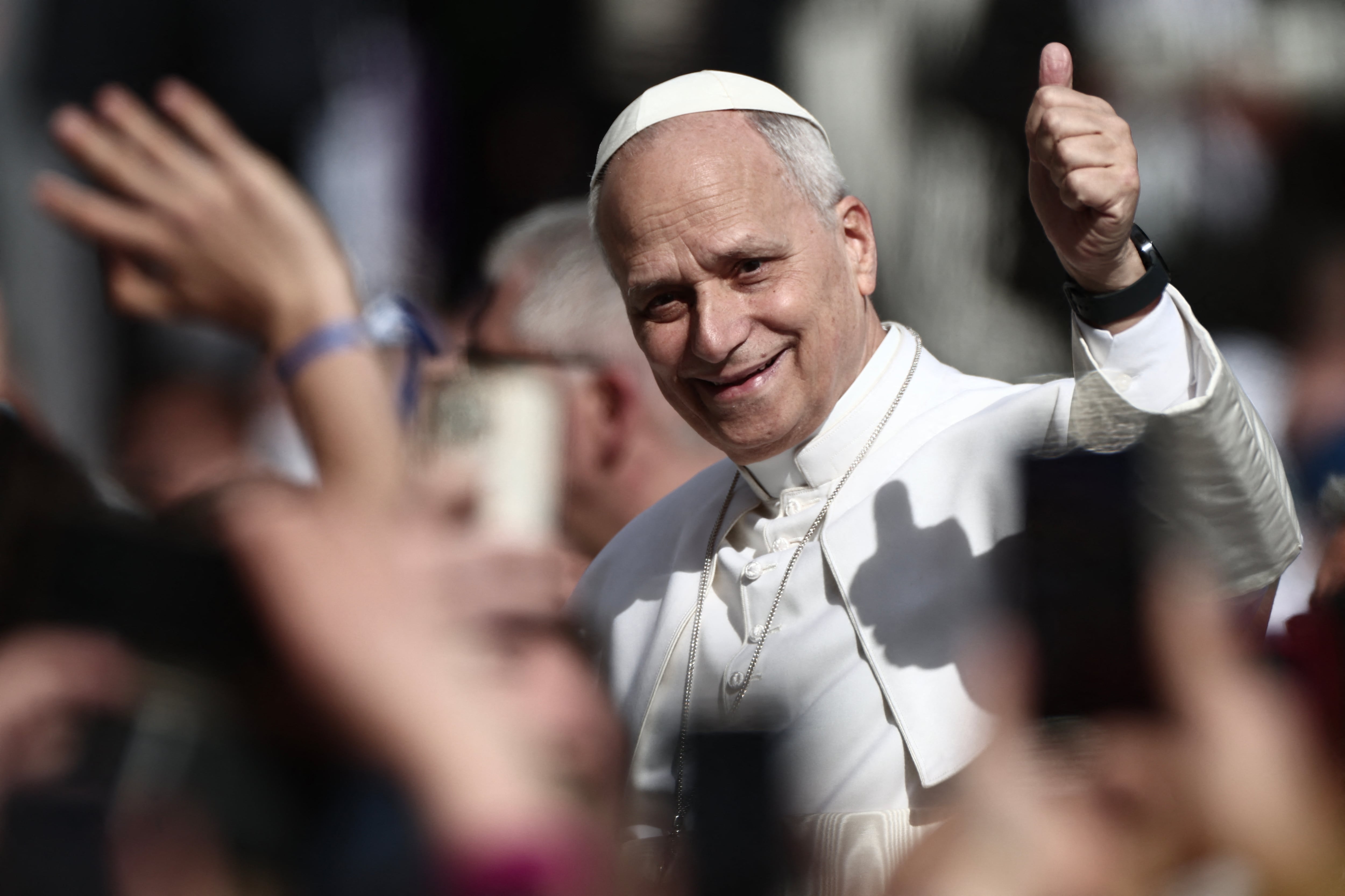 El papa León XIV saluda al llegar para oficiar la Santa Misa en el Estadio Luis II de Mónaco, este 28 de marzo. El papa León XIV denunció la creciente brecha entre ricos y pobres durante su visita a Mónaco, un paraíso para millonarios que resultó ser la elección sorpresiva para el primer viaje a Europa occidental de su pontificado.