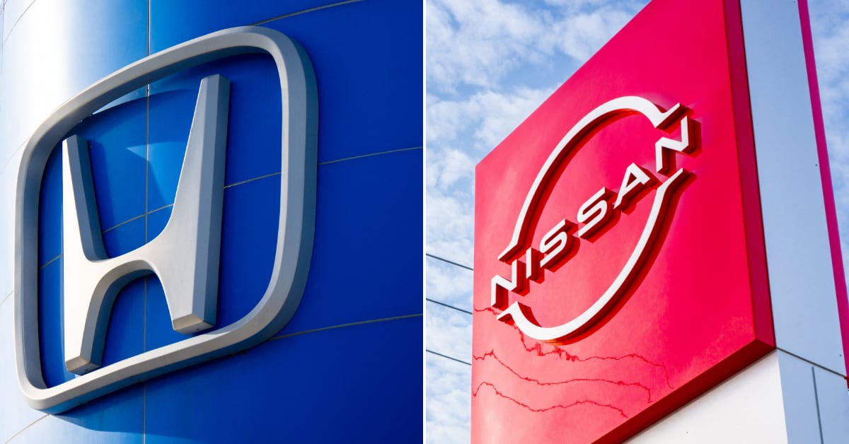 Logotipos de Honda y Nissan en sus respectivas sedes. Nissan evalúa abandonar las negociaciones de fusión con Honda debido a condiciones inaceptables para la empresa.