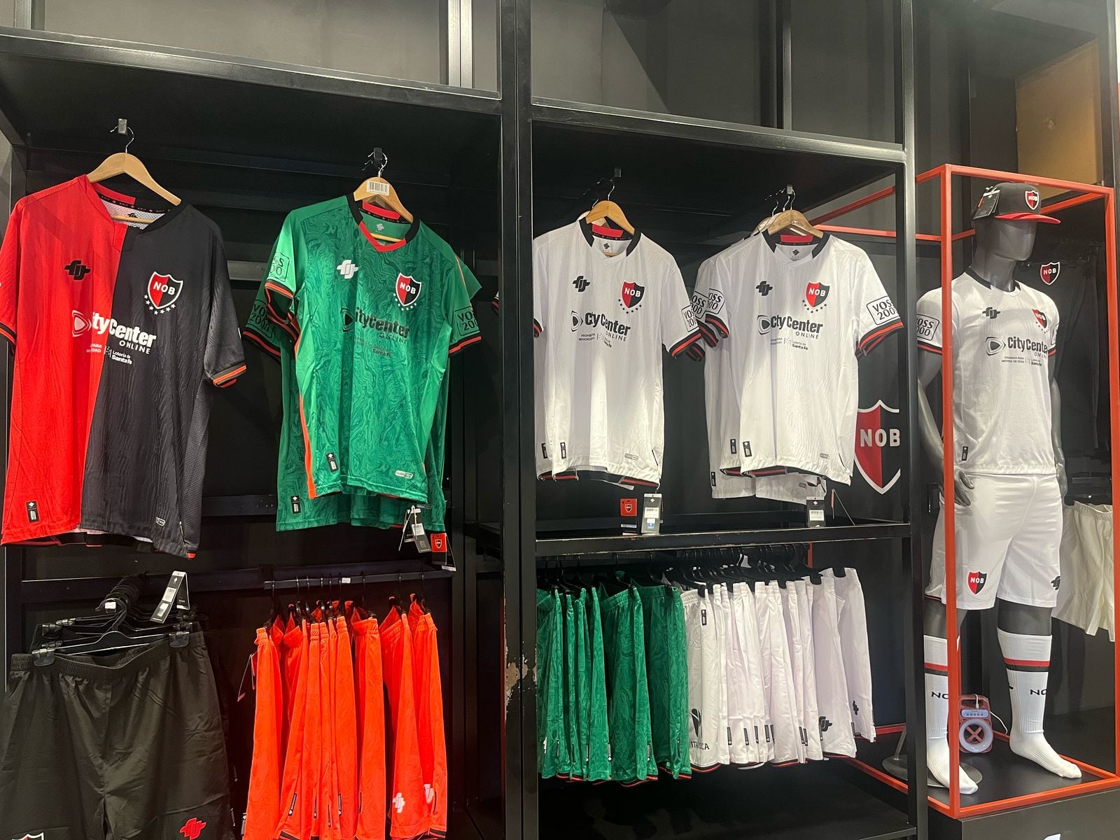 Las camisas de Newell's tienen un costo de 104.000 pesos argentinos, lo que equivale a alrededor de 50.000 colones.