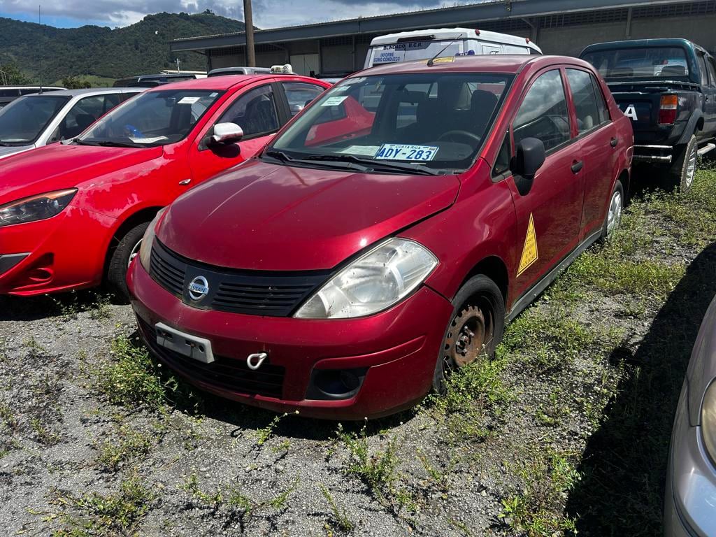 Este Nissan Tiida modelo 2016 cuenta con motor de 1.600 cc, transmisión manual y capacidad para cinco personas. Su precio publicado es de ₡3.000.000.