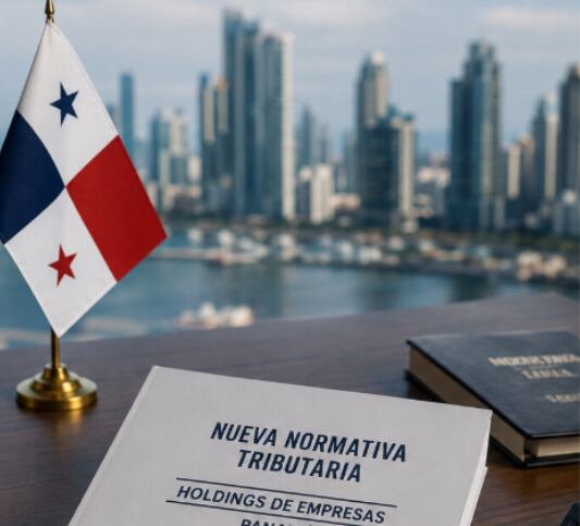 Bandera de Panamá sobre un escritorio con un documento titulado "Nueva Normativa Tributaria" en primer plano y el perfil urbano de Ciudad de Panamá desenfocado al fondo. La imagen representa los cambios regulatorios que exigirán sustancia económica a multinacionales con rentas pasivas de fuente extranjera.