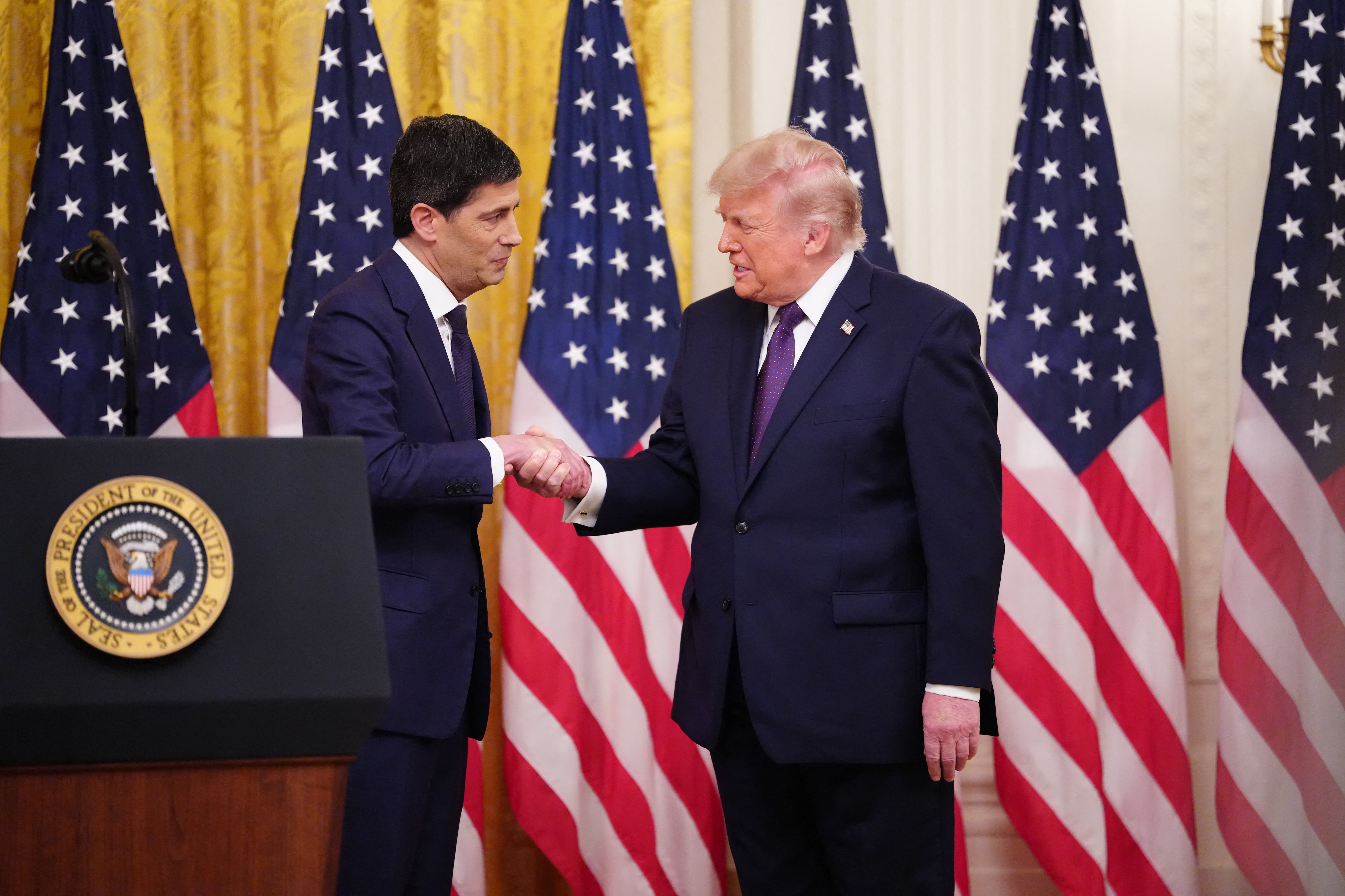 El presidente de Estados Unidos, Donald Trump, estrecha la mano del nuevo presidente de la Reserva Federal, Kevin Warsh (izquierda), durante una ceremonia de juramentación en el Salón Este de la Casa Blanca, en Washington D. C., el 22 de mayo de 2026.