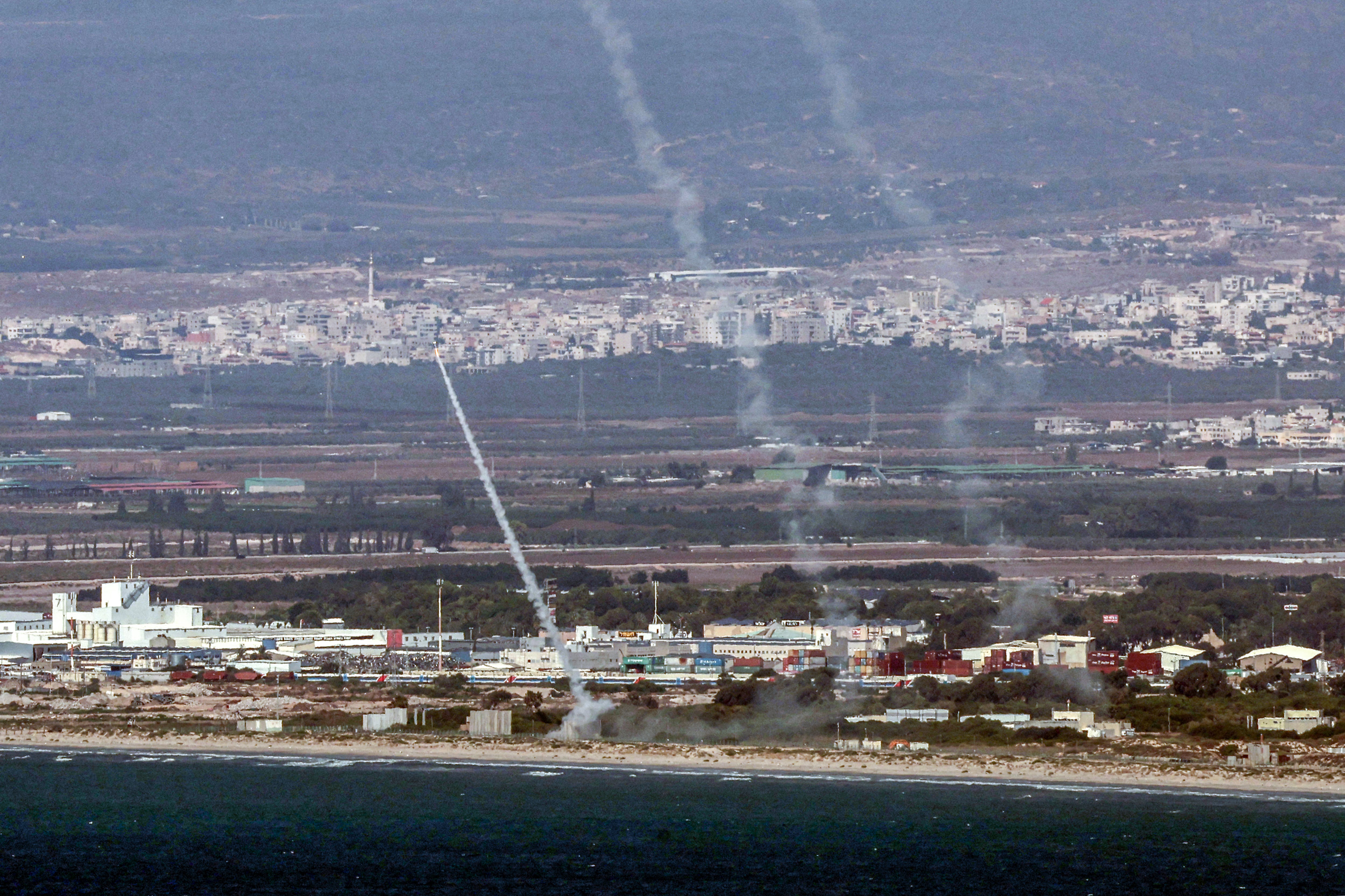 El sistema de defensa aérea israelí Cúpula de Hierro intercepta cohetes lanzados desde el sur del Líbano cerca de Haifa el 24 de setiembre del 2024. Más de 50 proyectiles fueron disparados hacia el norte de Israel, mientras el ejército israelí respondía con bombardeos sobre objetivos de Hezbolá. Foto: Jack Guez / AFP