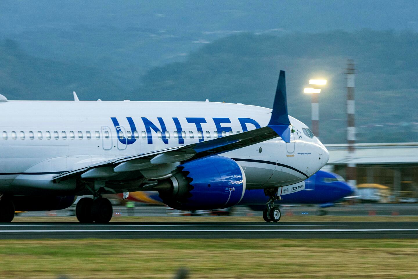 Vuelo de United casi choca con helicóptero militar en California y reaviva debate sobre seguridad aérea en Estados Unidos