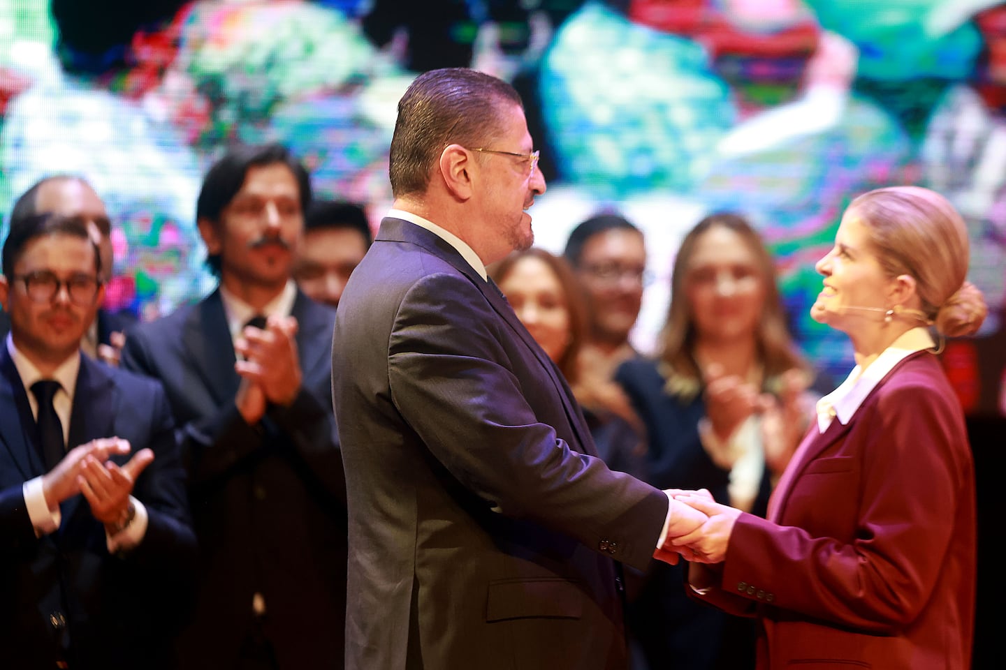 Dos presidentes, un gobierno: Laura Fernández asume el poder y Rodrigo Chaves no lo deja del todo