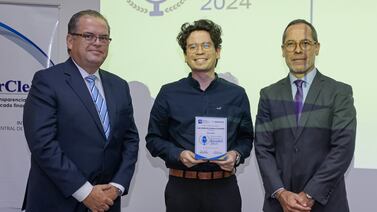 Luis Cardoce, editor de ‘El Financiero’, gana el premio de Periodismo Bursátil de la Bolsa Nacional de Valores