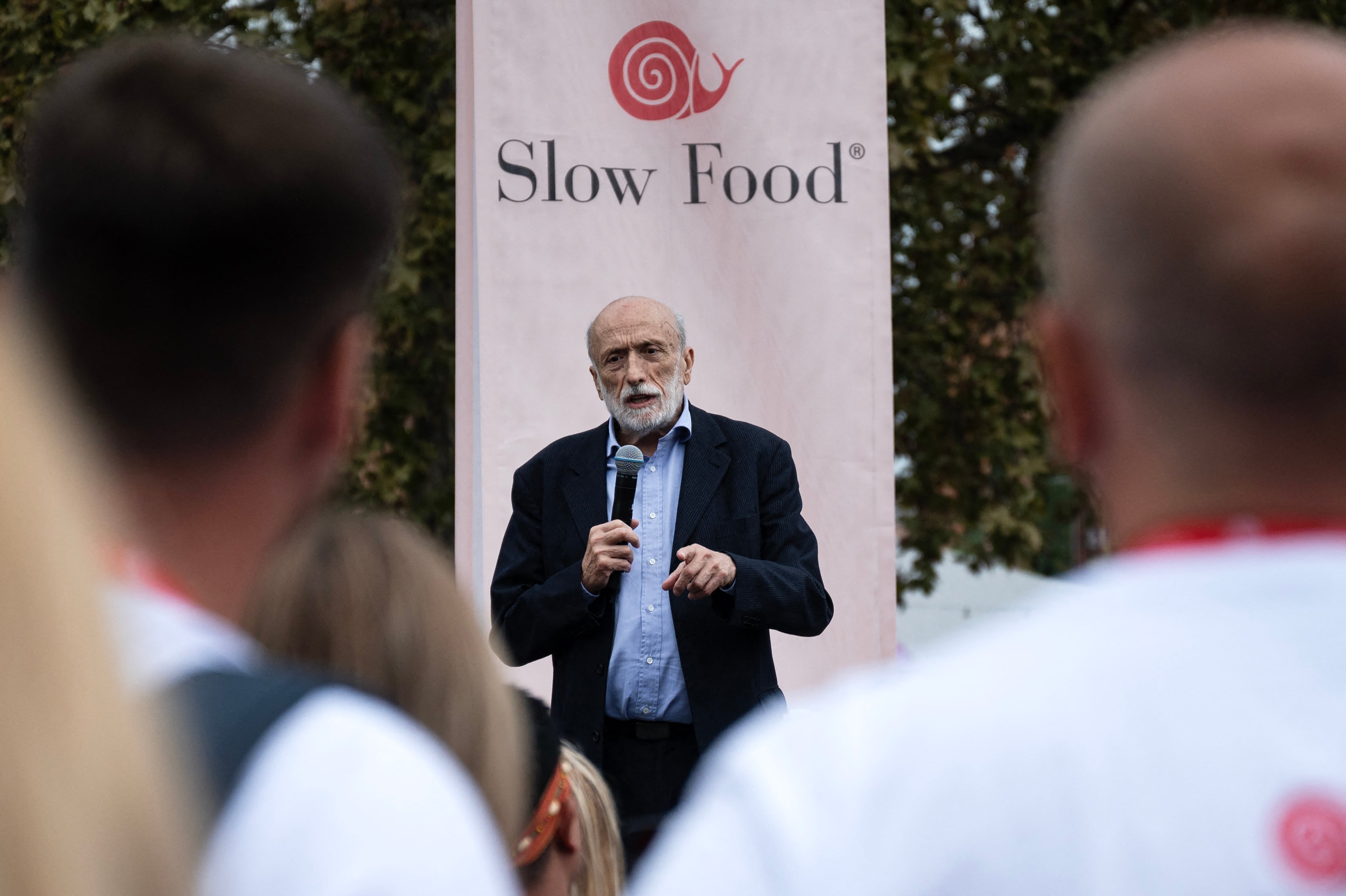 El fundador de Slow Food, Carlo Petrini, interviene en la inauguración del Slow Food Salone del Gusto y Terra Madre el 26 de septiembre de 2024 en Turín. (Foto de MARCO BERTORELLO / AFP)