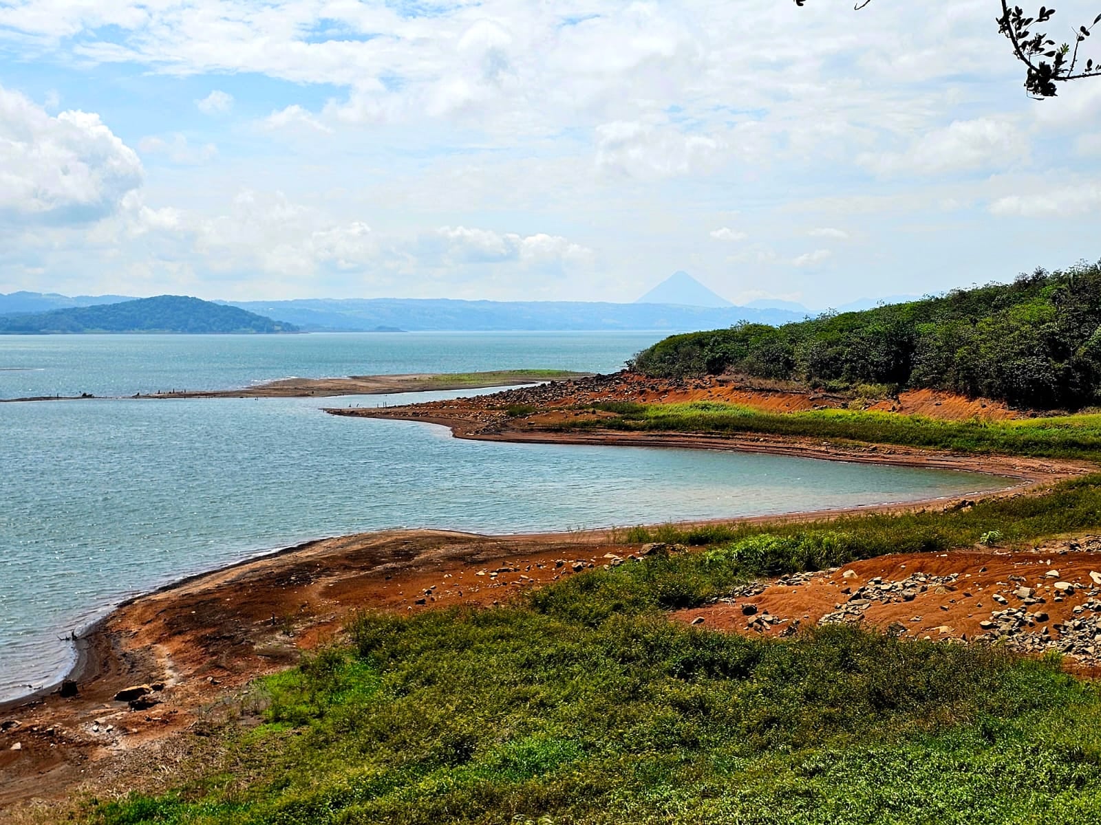 Vista este 7 de mayo de 2024 del embalse Arenal. En la imagen se aprecia la menor disponibilidad de líquido para generación por el descenso del nivel de las aguas. Fotografía: Wini Chaves para LN.