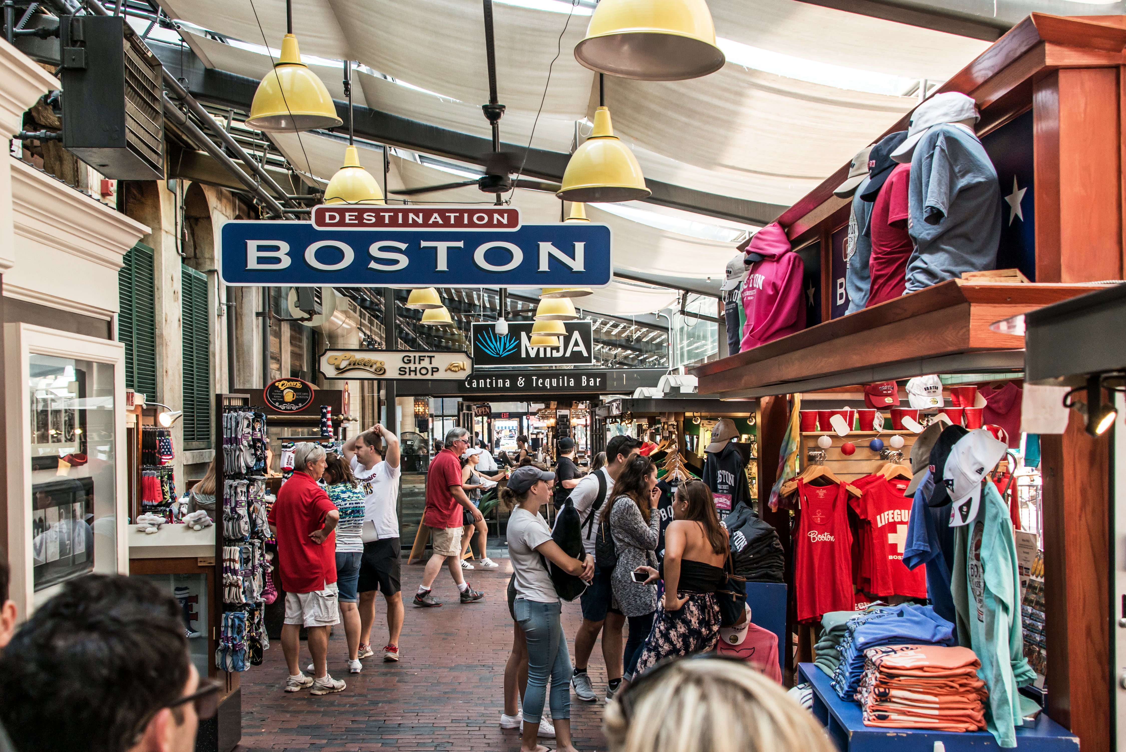 Personas en Faneuil Hall Marketplace, un animado complejo histórico y comercial en el centro de Boston, Estados Unidos