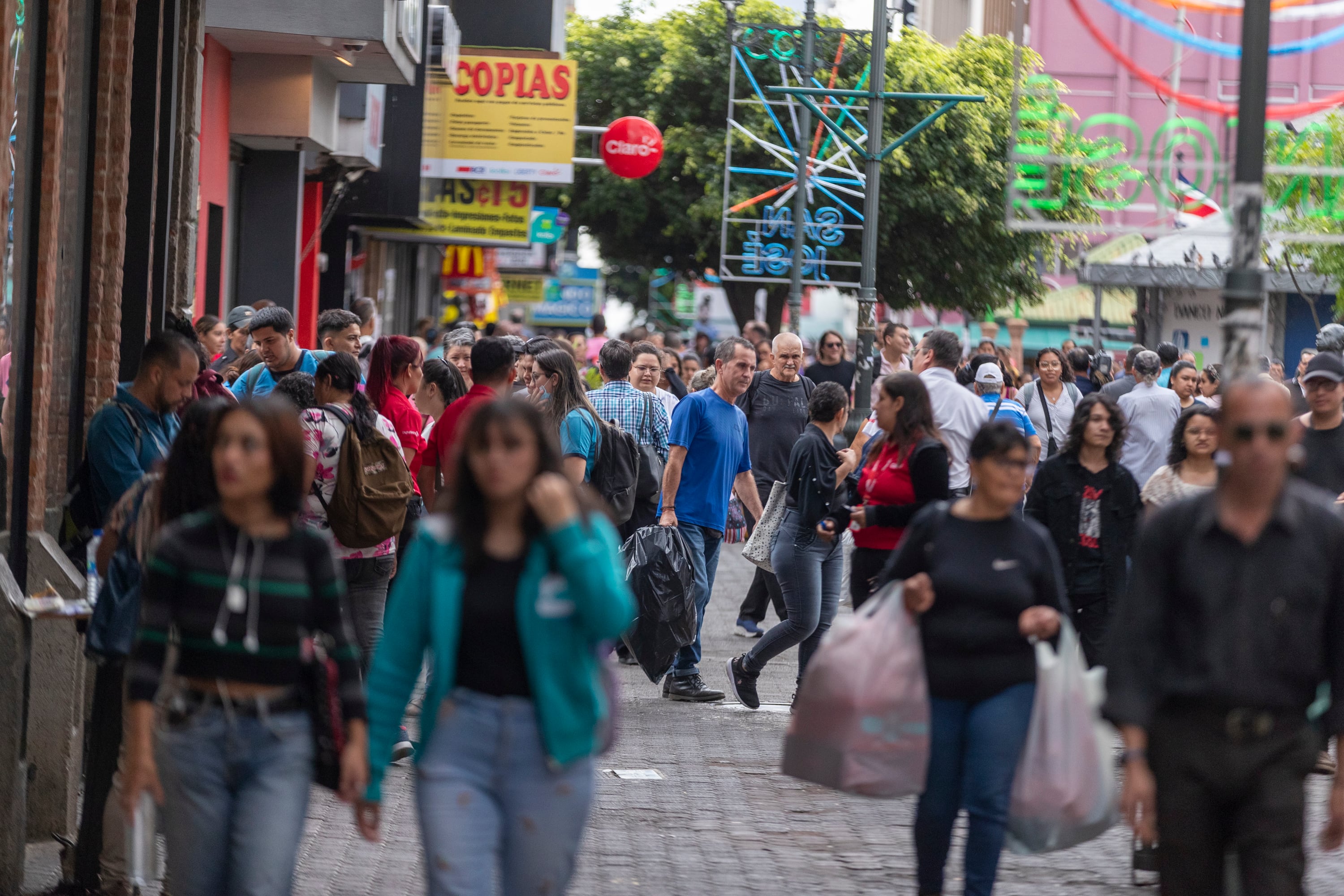 24/11/2023, San José, Avenida Central, recorrido para ver como están las ventas de loteria nacional y las compras navideñas de este año.