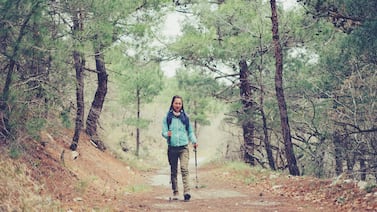 Caminar cada día: el truco simple disminuye el dolor de espalda y alarga la vida