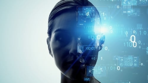 Rostro de una mujer con elementos tecnológicos y datos digitales superpuestos, simbolizando la exportación de servicios basados en el conocimiento.